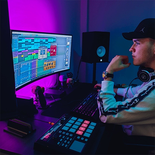 Picture of Deemax in the studio